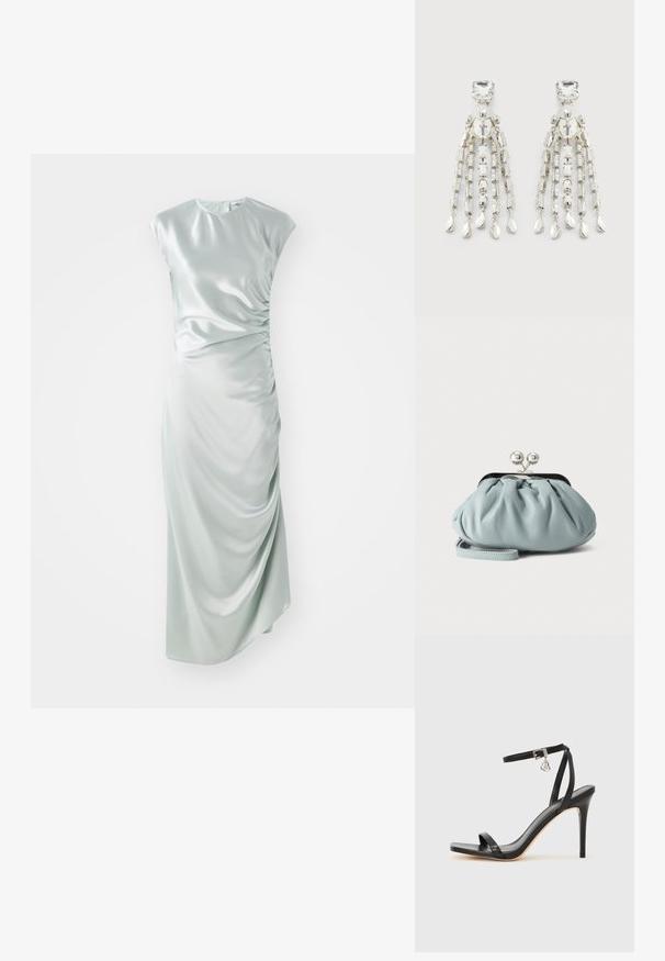 Satin midi-jurk in lichtgroen, met kapmouwen, een ronde halslijn, zijdelingse plooidetails en een aansluitende silhouet.; Zwarte sandaal met hoge hak, smalle enkelband, vierkante neus, soepel leermateriaal en metalen gespsluiting.; Weekend Max Mara Clutch - light grey; Zilverkleurige chandelier oorknopjes met vierkante studs, ronde parels en hangende kettingstrengen die eindigen in druppelvormige bedels.