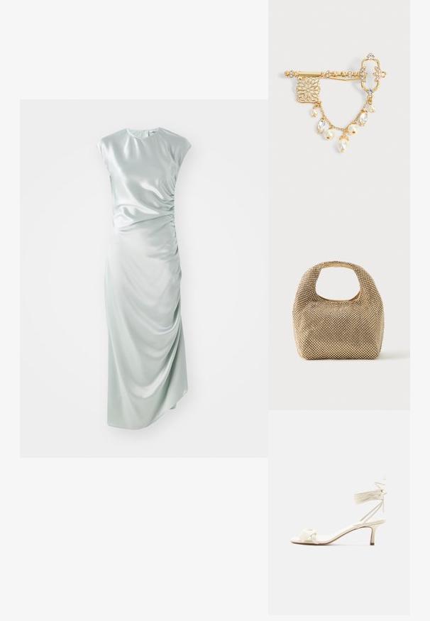 Satin midi kjole i lys grøn, med korte ærmer, rund halsudskæring, sidefoldedetaljer og en tætsiddende silhuet.; Kremfarvet sandal med lave hæle, bindebånd om anklen og en bred snoet rem over tæerne på en ensartet hvid baggrund.; Lille håndtaske i guldtone dækket af skinnende runde nitter med kort håndtag og rektangulært udskåret hul øverst.; Guld dekorativ nåle formet som en nøgle med klare krystaller, filigran detaljer og hængende guldkæde med perler og krystalvedhæng på hvid baggrund.