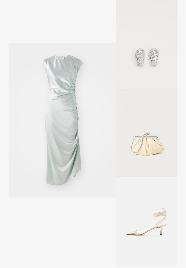 Robe midi en satin de couleur vert clair, présentant des manches courtes, un col rond, des détails de fronces sur les côtés et une silhouette ajustée.; Sandale à talon bas de couleur crème avec des liens à nouer autour de la cheville et une large bride torsadée sur les orteils, sur un fond blanc uni.; Pochette en cuir beige plissé avec un cadre en métal argenté, dotée de deux fermoirs ronds décoratifs et d'une chaîne en argent.; Boucles d'oreilles en clip argentées avec un design en spirale, présentant une texture métallique lisse et des formes arrondies. Pas d'embellissements ou de motifs visibles.