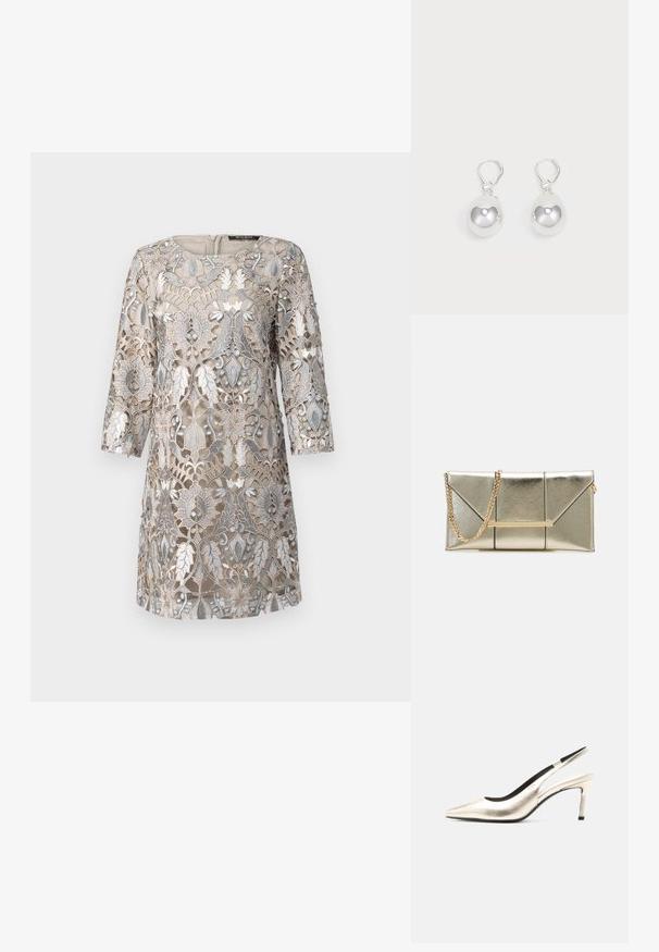 Beige jurk met complexe zilveren bloemenkantoverlay, driekwart mouwen, ronde hals en een rits aan de achterkant. Textuur ontwerp detail.; Metalen gouden slingback schoen met puntige neus, een mid-hoogte naaldhak en een zwarte binnenvoering, op een witte achtergrond.; Gouden metallic clutch tas met een gestructureerd ontwerp, voorzien van diagonale naden en een gouden kettinghengsel. Inclusief een metalen accentbalk aan de voorkant.; Zilveren druppeloorbellen met gladde, ronde, reflecterende oppervlakken die hangen aan klapring-sluitingen. Achtergrond is puur wit.