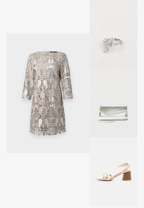 Beige kjole med intrikate sølv blomsterblonder, trekvartærmer, rund halsudskæring og lynlås i ryggen. Tekstureret design detalje.; Guld farvet sandal med remme, blokhæl i træ og ankelrem med spænde på ensartet lys baggrund.; Skinnende sølv clutch taske med kuvertlåg og dekorativ kant, lille sølvkæde, på ensartet lys baggrund.; Sølvring med et asymmetrisk design, prydet med flere klare, ovale og rektangulært slebne sten i en kroneindstilling.