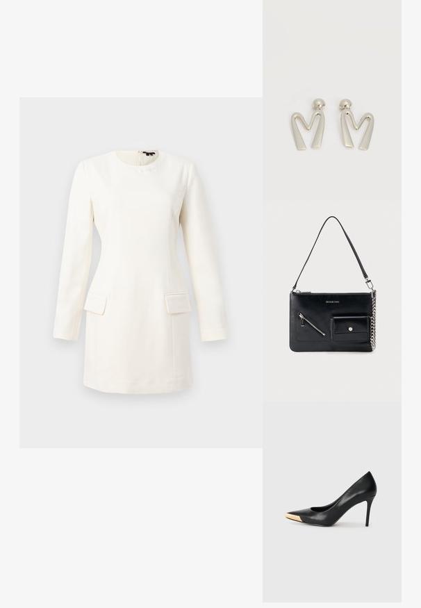 Weißes Langarmkleid mit rundem Halsausschnitt, taillierter Silhouette, zwei vorderen Taschen und einem dezent geprägten Logo am Hals. Sanfte Stofftextur.; Schwarzer Leder-Pumps mit hohen Absätzen und spitzem Zehenbereich; verfügt über einen metallisch goldenen Akzent auf der Zehenkappe. Glatte Oberfläche mit einem eleganten Design.; Schwarze Michael Kors Leder-Umhängetasche mit oberem Reißverschluss, diagonalem Reißverschlussfach vorne, Klappentasche mit Druckknopf und silbernem Kettendetail.; Paar silberfarbene Metallohrringe in Form des kantigen Buchstabens M mit abgerundeten Stegen auf weißem Hintergrund.