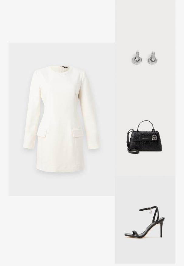 Weißes Langarmkleid mit rundem Halsausschnitt, taillierter Silhouette, zwei vorderen Taschen und einem dezent geprägten Logo am Hals. Sanfte Stofftextur.; Schwarze High-Heel-Sandale mit schmalem Knöchelriemen, quadratischer Zehenbox, glattem Leder und metallischem Schnallenakzent.; Schwarze Handtasche aus strukturiertem Material, mit geprägtem Markenlogo, einem oberen Griff und einem abnehmbaren Schultergurt mit silberner Hardware.; Paar kleine, glänzende silberne Creolen mit rundem Sockel, auf einfachem hellem Hintergrund präsentiert.