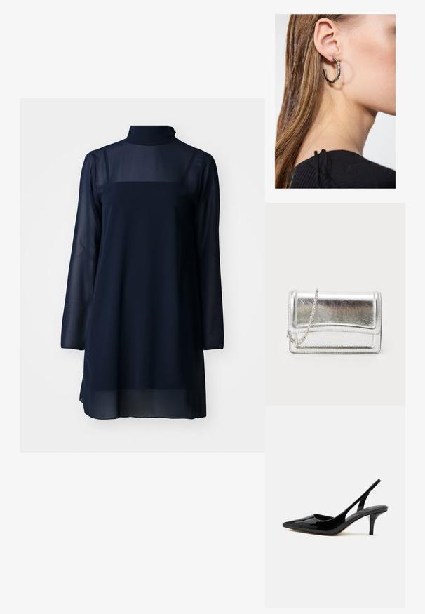 Vestido de manga larga azul marino con cuello alto, hecho de material transparente, que presenta una parte superior sólida y un dobladillo inferior fluido.; Zapato slingback de charol negro con tacón kitten, punta afilada y tacón bajo y delgado sobre fondo blanco.; Bolso de mano metálico plateado con textura suave, cierre de solapa y cadena para el hombro. Presenta un diseño rectangular estructurado y acentos cosidos.; Pendiente de aro de plata con un acabado pulido, que presenta pequeños detalles en dorado y una forma redonda, llevado en el lóbulo.