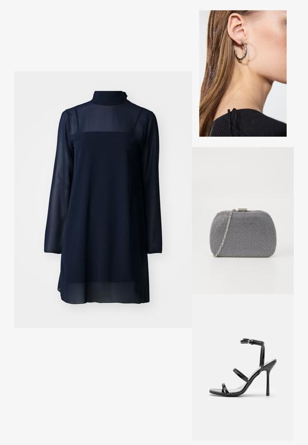 Navy blauwe jurk met lange mouwen en hoge kraag, gemaakt van transparant materiaal, met een stevig bovenlichaam en een vloeiende onderzoom.; Zwarte gepatineerde leren hoge hak sandalen met drie horizontale banden en een verstelbare enkelband. Slanke silhouette en glanzende afwerking.; Zwart-witte textuur clutch tas met een ronde vorm, zilveren kettingband en een metalen sluiting aan de bovenkant.; Zilveren oorbel met een gepolijste afwerking, met kleine gouden accentdetails en een ronde vorm, gedragen op de oorlel.