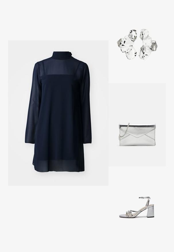 Navy blauwe jurk met lange mouwen en hoge kraag, gemaakt van transparant materiaal, met een stevig bovenlichaam en een vloeiende onderzoom.; Zilver metallic hoge hak sandaal met een blokhak, dunne enkelband en meerdere brede banden over de voet. Glad van structuur.; Zilveren metallic clutch met een kettingband, met een hoekig klepdesign en gestikte accenten voor extra textuur.; Cluster van zes onregelmatig gevormde, doorschijnende en reflecterende glasachtige stukken die zijn gerangschikt op een witte achtergrond.