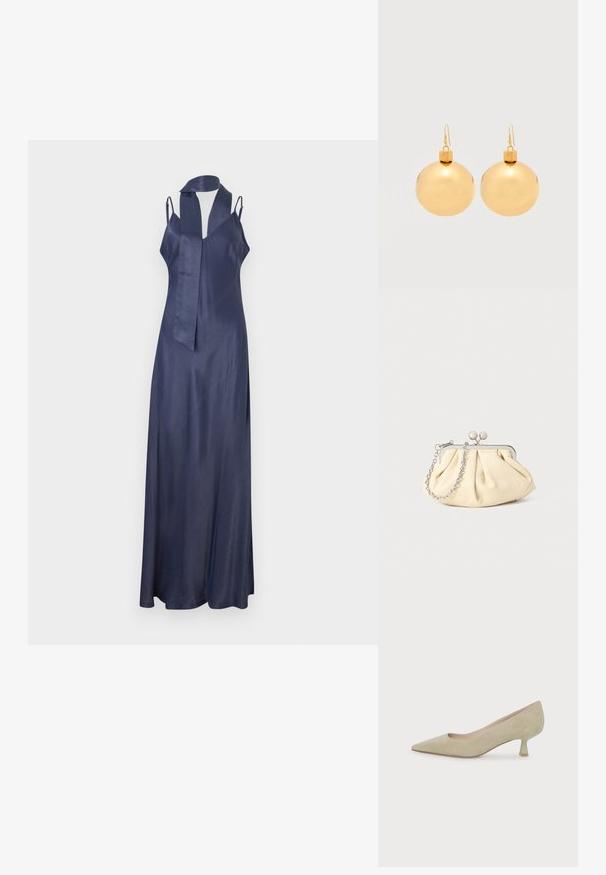 Marineblauwe satijnen jurk met een V-hals, smalle bandjes en een lange, vloeiende lijn. Heeft een zelfstrikbare halslijnaccent. Gladde textuur.; Beige suède pump met puntige neus, lage hak en een slanke hak van gemiddelde hoogte op een effen witte achtergrond.; Geplooide beige leren clutch met een zilveren metalen frame, voorzien van twee ronde decoratieve sluitingen en een zilveren kettingriem.; Een paar glanzende gouden kerstbal-oorbellen met haaksluitingen op een effen witte achtergrond.