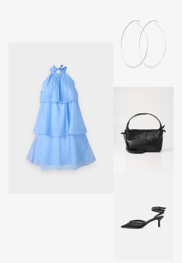 Lichtblauwe halterjurk met drie gelaagde tiers, zachte stof met een vloeiende textuur en een geraffineerde halslijn met een strikdetail.; Zwarte kittenheels met een puntige neus, bovenwerk van kant, gegolfde rand en een omslagsluiting rond de enkel met een gesp.; Zwarte leren handtas met een gestructureerd ontwerp, een ronde bovenhandgreep en een afneembare schouderriem. Beschikt over een gladde textuur en een subtiele glans.; Zilveren oorringen met een dun, glad ontwerp; langwerpige ovale vorm; gepolijste afwerking; voorzien van een veilige haaksluiting.