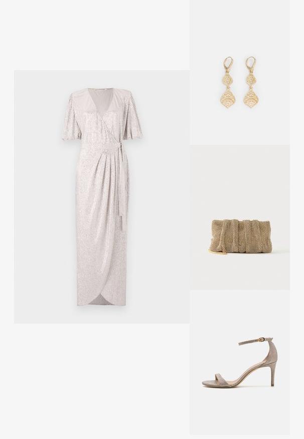 Schimmerndes silbernes Wickeldress mit schwingenden Ärmeln, knielang, mit einem Bindegürtel und dezentem Muster für zusätzlichen Detail.; Offene Sandalette mit hohen Absätzen in metallischem roségold. Verfügt über einen dünnen Knöchelriemen mit einer goldenen Schnallenakzent und einer strukturierten Oberfläche.; Kleine goldene Mesh-Clutch mit gerafftem Design und teilweise sichtbarem goldenen Kettengurt auf einfachem weißem Hintergrund.; Marchesa FILIGREE DROP - Ohrringe - gold-coloured