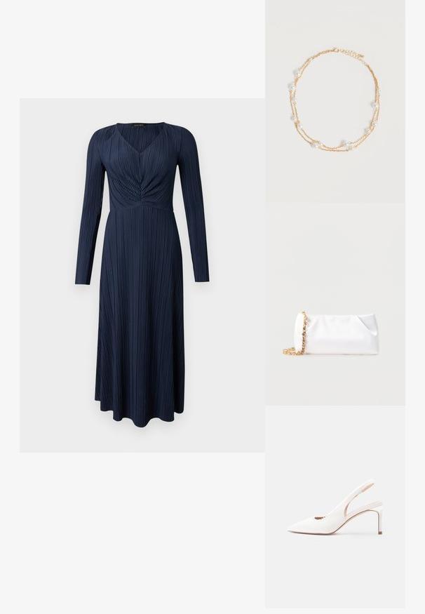 Robe bleu marine à manches longues avec une texture plissée, un décolleté en V, et un corsage froncé. Elle descend jusqu'à mi-mollet avec un ourlet droit.; Escarpin blanc à talon haut avec bride arrière, pointe pointue, finition texturée et bord festonné sur le côté.; Pochette souple blanche avec bandoulière chaîne dorée ornée de pierres précieuses transparentes, sur fond gris clair uni.; Collier délicat à double chaîne en or avec de petites perles blanches espacées régulièrement sur un fond clair uni.