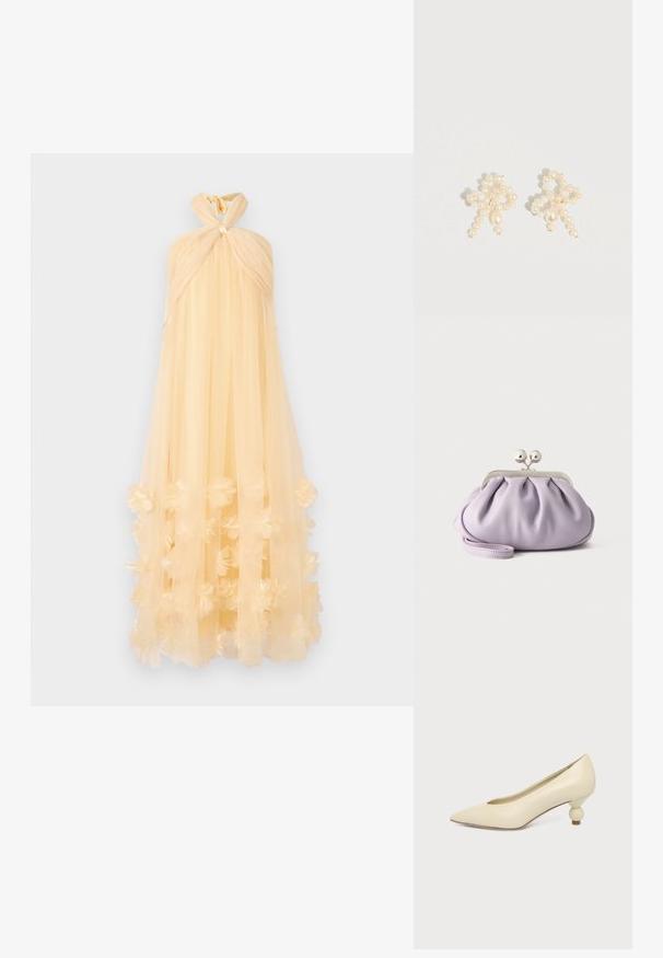 Maxikleid aus transparentem, blassgelbem Stoff mit einem geknoteten Halsband und floralen Applikationen am Saum, das eine fließende Silhouette schafft.; Damenpumps in cremefarben mit spitz zulaufender Schuhspitze und niedrigem, kugelförmigem Absatz vor einfarbigem Hintergrund.; Weiche Lavendel-Clutch mit gerafftem Stoff, silbernem Kiss-Lock-Verschluss und passendem Handgelenksriemen auf hellem einfarbigem Hintergrund.; Perlenohrringe mit einem filigranen Design, das eine Mischung aus kleinen und mittelgroßen Perlen, cremefarben, und einer schleifenähnlichen Form zeigt.
