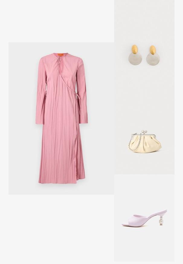 Langærmet, pink kjole med et textured, plisseret design, udskåret hals og justerbare bånd i taljen for en indpakningsstil.; Lilla mule med åben tå, bred rem og unikt dekorativt hæl med stablede perle-lignende kugler.; Plisseret beige læderclutch med en sølvmetalramme, der har to runde dekorative låse og en sølvkædetrasporte.; Guld- og sølvmetalløreringe med en rund skivebund og et ovalt topstykke, glat tekstur og poleret finish.
