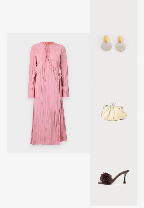 Langærmet, pink kjole med et textured, plisseret design, udskåret hals og justerbare bånd i taljen for en indpakningsstil.; Mørkebrun åben tå højhælet sandal med blomstret stofudsmykning på frontremmen og en buet stiletthæl.; Plisseret beige læderclutch med en sølvmetalramme, der har to runde dekorative låse og en sølvkædetrasporte.; Guld- og sølvmetalløreringe med en rund skivebund og et ovalt topstykke, glat tekstur og poleret finish.
