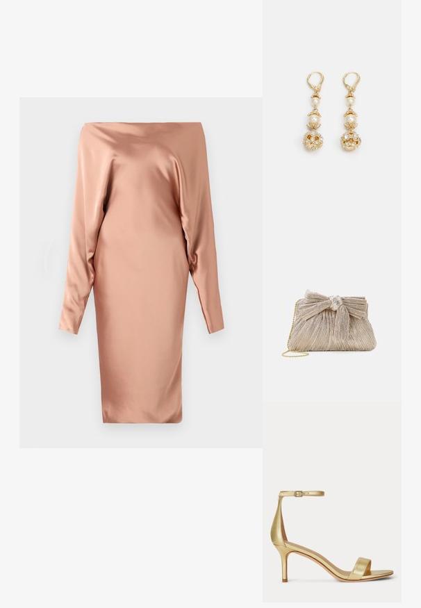 Beige satijnen jurk met een off-the-shoulder ontwerp, lange mouwen en een rechte snit, met een gladde textuur en minimale details.; Gouden sandaal met hoge hak, dunne enkelriem met gesp, open teen en slanke hak, zijaanzicht op witte achtergrond.; Metalen gouden clutch tas van geplooid stof, met een strikdetail aan de bovenkant en een gouden kettingband voor veelzijdigheid en gemakkelijk dragen.; Goudkleurige oorbellen met parelaccenten, voorzien van een sierlijk floral ontwerp en versierd met sprankelende stenen. Met een clip-on sluiting.