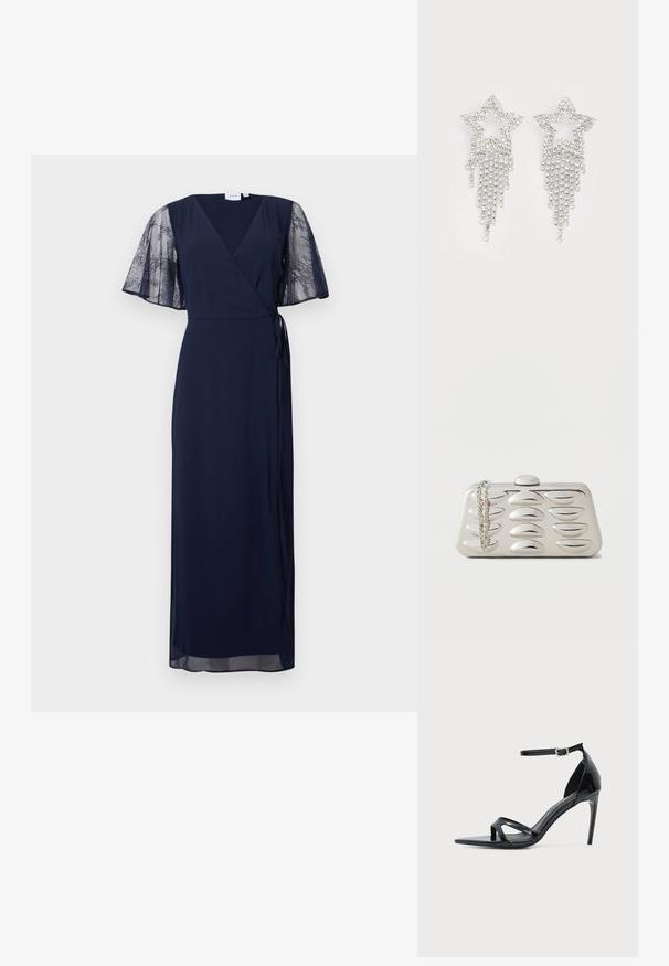 Φόρεμα navy blue με ντεκολτέ V και ημιδιαφάνειες δαντελένιες φαρδιές μανσέτες, δεμένο στη μέση, με μήκος έως το πάτωμα, από κομψό και ελαφρύ ύφασμα.; Μαύρο σανδάλι με τακούνι από δερμάτινο πατέντα, λεπτό λουράκι στον αστράγαλο, ανοιχτή μύτη και μινιμαλιστικό σχεδιασμό σε απλό ανοιχτό φόντο.; Ορθογώνια ασημένια τσάντα χειρός με ανάγλυφα οβάλ σχέδια στο μπροστινό μέρος και ασημένια αλυσίδα που κρέμεται σε μία γωνία, σε απλό φόντο.; Σκουλαρίκια αστεριών με κρεμαστές λεπτομέρειες από ρινοστόν, σε ασημένια απόχρωση και με γυαλιστερή, ανακλαστική επιφάνεια. Σχήμα αστεριού με περίπλοκο σχέδιο.
