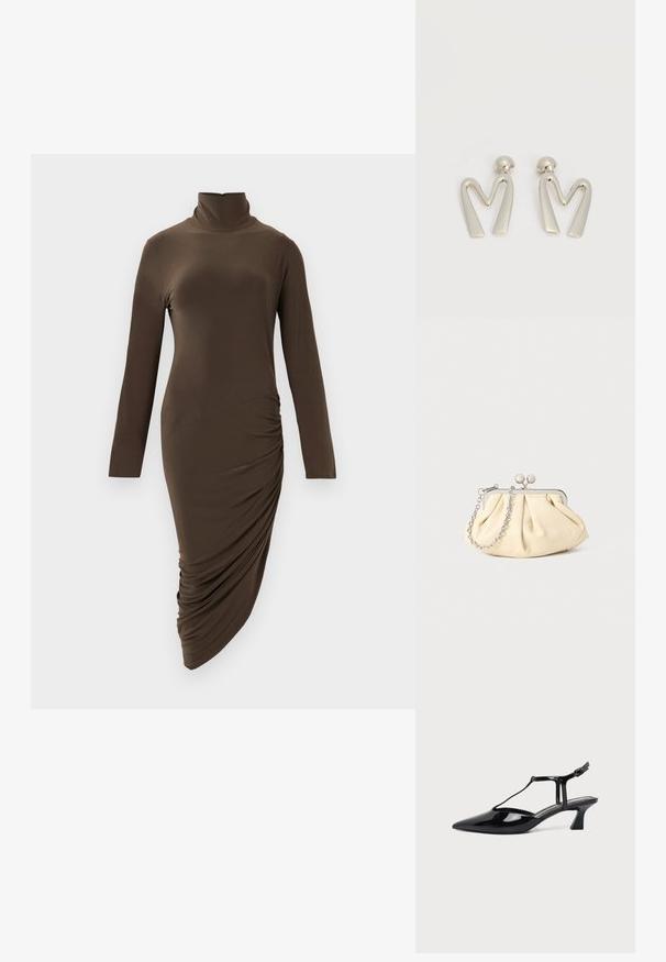 Langemouwen, coltrui jurk in donkerbruin, gemaakt van gladde stof, met ruches aan de zijkant en een asymmetrische zoom.; Zwarte lakleren lage hak slingback damesschoen met een spitse neus en een dunne band met een kleine gesp.; Geplooide beige leren clutch met een zilveren metalen frame, voorzien van twee ronde decoratieve sluitingen en een zilveren kettingriem.; Paar zilverkleurige metalen oorbellen in de vorm van een hoekige letter M met afgeronde stekers op een witte achtergrond.