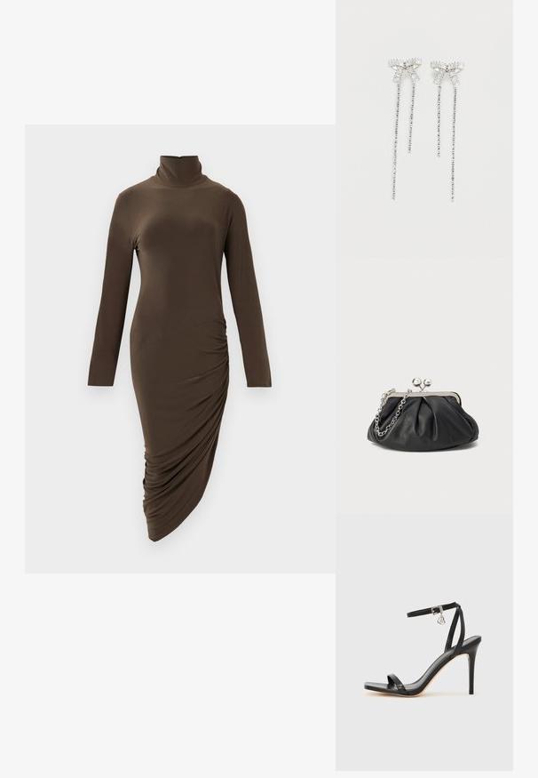 Langemouwen, coltrui jurk in donkerbruin, gemaakt van gladde stof, met ruches aan de zijkant en een asymmetrische zoom.; Zwarte sandaal met hoge hak, smalle enkelband, vierkante neus, soepel leermateriaal en metalen gespsluiting.; Zwarte leren clutch met geplooide textuur, zilverkleurig metalen frame, drukknopsluiting en kettingriem. Glad, zacht oppervlak.; Lange zilveren oorbellen met een cluster strasstenen aan de bovenzijde en daaronder hangende slierten van kleinere strasstenen.