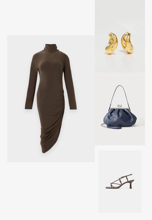 Langærmet turtleneck kjole i mørkebrun, lavet af glat stof, med sidelæggedetaljer og en asymmetrisk kant.; Brun læder sandal med remme, firkantet tå, mellemhøj blokhæl og justerbar ankelrem med guldbeslag.; Blød navyblå læderhåndtaske med sølv lukning, enkelt skulderrem og aftagelig kæde til håndleddet på hvid baggrund.; Guldringeøreringe med en glat, buet form og poleret overflade. Udstyret med en lukkeanordning og lette fordybninger for detaljer.
