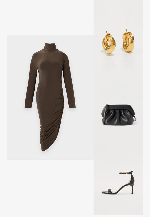 Langärmliges, Rollkragenkleid in Dunkelbraun, aus glattem Stoff, mit seitlicher Raffung und asymmetrischem Saum.; Schwarze Leder-high-heeled Sandale mit Knöchelriemen. Verfügt über eine glatte Textur, offene Zehen und einen dünnen Absatz. Goldfarbener Schnallenakzent.; Schwarze Leder-Clutch mit strukturierendem Rahmen, gerafften Details und einem schlanken Handgelenksriemen vor weißem Hintergrund.; Fette goldene Creolen mit einem leicht verdrehten, röhrenförmigen Design und Steckverschlüssen auf einem weißen Hintergrund.