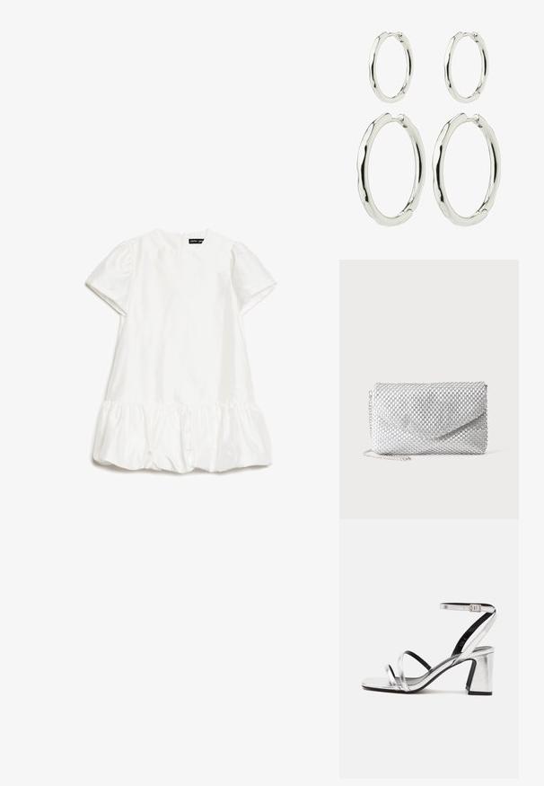 Vestido corto de mangas cortas, con escote redondo y dobladillo fruncido, hecho de una tela ligeramente brillante, colocado sobre un fondo blanco.; Sandalia plateada con punta abierta, tres tiras delgadas, hebilla en el tobillo y tacón grueso de bloque sobre fondo blanco.; Bolso de mano de malla plateada para la noche con solapa tipo sobre y correa fina de cadena sobre fondo blanco liso.; Juego de pendientes de aro plateados, un par grande y otro pequeño. Textura lisa con un diseño ondulado, con cierres seguros.