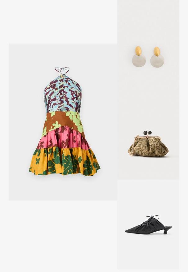 Multicolore jurk met een halternekontwerp, voorzien van blauwe, bruine, roze, groene en gele bloemenpatronen en een gerimpelde zoom.; Zwarte leren instappers met een spitse neus, gegatherde textuur en een kleine kittenhiel. Heeft een trekkoorddetail aan de opening.; Kleine clutch tas met goud-zwart geometrisch patroon, goudkleurig metalen frame, zwarte bolsluiting en een korte gouden kettingband.; Gouden en zilveren metalen oorbellen met een ronde schijfbasis en een ovale bovenstuk, gladde textuur en gepolijste afwerking.
