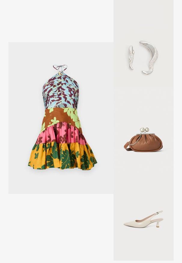 Multicolore jurk met een halternekontwerp, voorzien van blauwe, bruine, roze, groene en gele bloemenpatronen en een gerimpelde zoom.; Crèmekleurige slingback met puntige neus, kleine gebogen kittenhak en verstelbare gespband.; Bruine leren clutch met een zilveren balsluiting en een klein zilveren kettingdetail op een witte achtergrond.; Twee gebogen zilveren oorbellen, de één groter dan de ander, beide versierd met kleine fonkelende kristallen langs één rand.