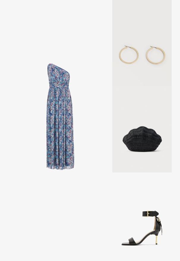 Bloemrijke lange jurk met een asymmetrisch ontwerp met één schouder, elastische taille en vloeiende stof met blauwe, paarse en roze patronen.; Zwarte leren sandalen met hak en vierkante neus, enkelband met een gouden gesp en een slanke metalen hak. Soepele textuur, minimalistisch ontwerp.; Zwarte gevlochten handtas in de vorm van een sint-jakobsschelp met een gebogen bovenkant en een geweven textuur op een effen achtergrond.; Een paar gladde goudkleurige middelgrote creooloorbellen met scharniersluitingen op een effen lichte achtergrond.