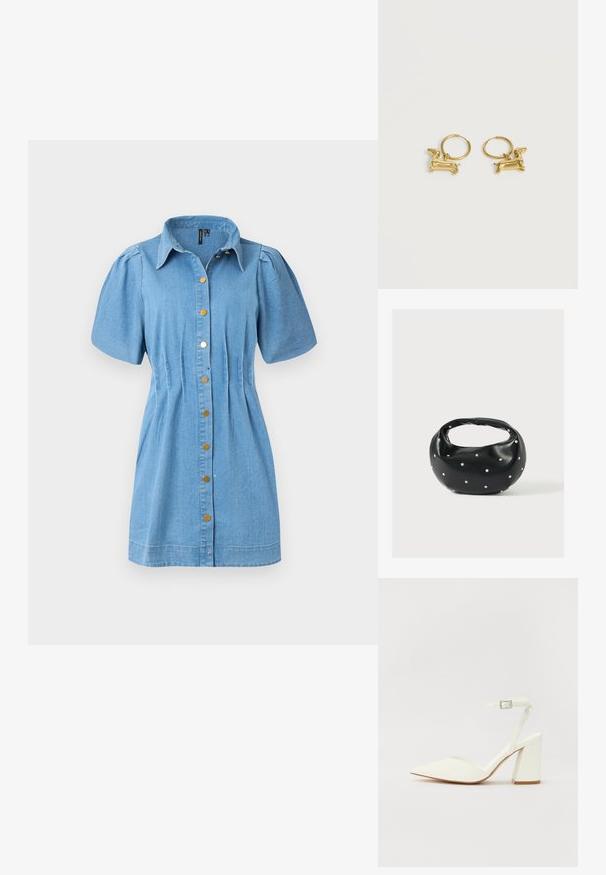 Denim shirt jurk in lichtblauw met korte pofmouwen, knoopsluiting aan de voorkant met goudkleurige knopen en een getailleerde taille.; Witte hakken sandaal met een puntige neus, verstelbaar enkelbandje en een stevige vierkante hak. Gladde textuur met minimale stiksels.; Zwarte leren handtas met een afgeronde vorm, versierd met zilveren studs, en een korte handgreep. Gladde textuur en ritsluiting.; Kleine gouden oorringen met een hangend teckelvormig hangertje op een effen witte achtergrond.