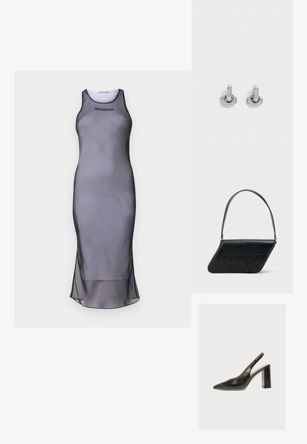 Graues ärmelloses Kleid mit tailliertem Schnitt, aus glattem Stoff gefertigt. Verfügt über einen durchsichtigen Saum und einen schwarzen Akzent am Ausschnitt sowie am Logo.; Schwarzer Leder-Damenslingback-Schuh mit spitzer Zehenpartie und dickem hohem Blockabsatz vor weißem Hintergrund.; Schwarze Leder-Umhängetasche mit dreieckiger Form, geprägt mit Logo und einem einzigen verstellbaren Riemen. Minimalistisches Design mit glatter Textur.; Paar kleine, glänzende silberne Creolen mit rundem Sockel, auf einfachem hellem Hintergrund präsentiert.