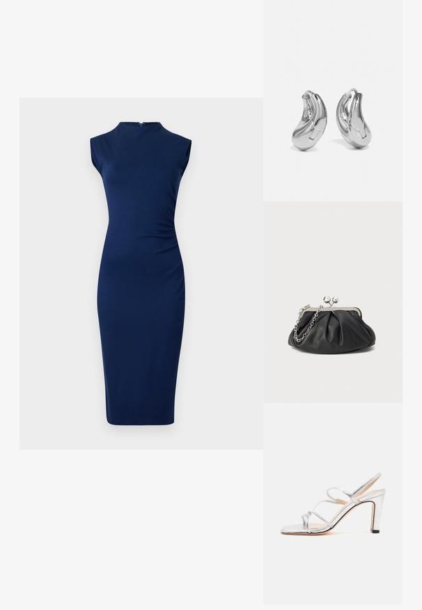 Navyfarbendes, ärmelloses Kleid aus dehnbarem Material mit taillierter Silhouette, hohem Ausschnitt und seitlichen Raffungselementen.; Silberne Sandale mit hohem Absatz, drei dünnen Riemen und offenem Zehenbereich, von der Seite auf weißem Hintergrund dargestellt.; Schwarze Leder-Clutch mit geraffter Textur, silberfarbener Metallrahmen, Druckverschluss und Kettenriemen. Glatte, weiche Oberfläche.; Silberne Creolen mit einer gebogenen, glänzenden Oberfläche und einem nahtlosen Design. Verfügt über einen Scharnierverschluss für sicheren Halt.