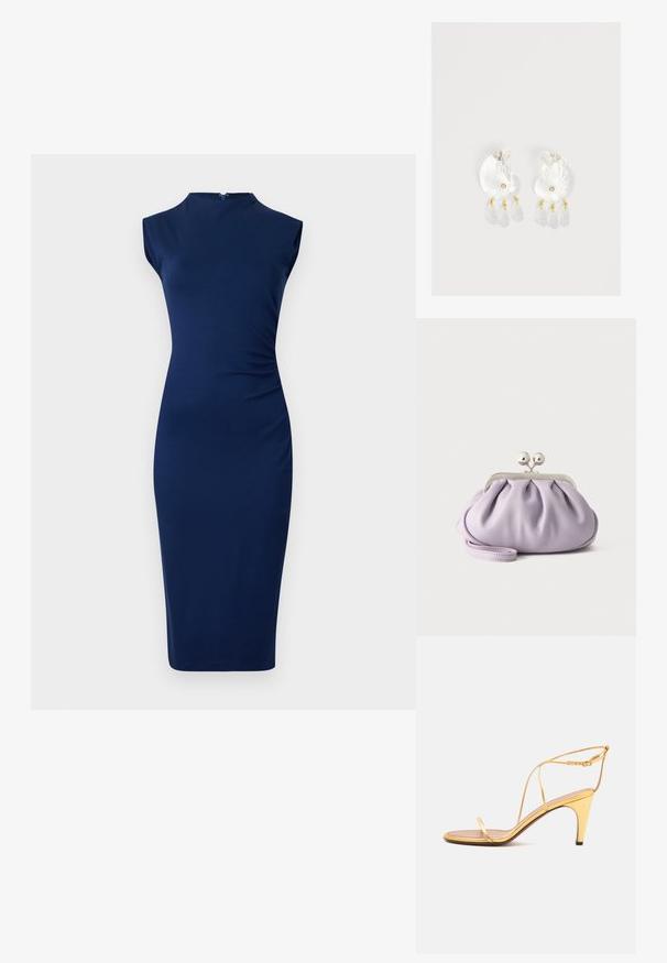 Navyfarbendes, ärmelloses Kleid aus dehnbarem Material mit taillierter Silhouette, hohem Ausschnitt und seitlichen Raffungselementen.; Goldene High-Heel-Sandale mit dünnen Riemchen und einer schmalen Knöchelschnalle vor hellem grauem Hintergrund.; Weiche Lavendel-Clutch mit gerafftem Stoff, silbernem Kiss-Lock-Verschluss und passendem Handgelenksriemen auf hellem einfarbigem Hintergrund.; Klare Harz-Ohrringe in Muschelform mit kleinen goldenen Akzenten und drei hängenden durchsichtigen tropfenförmigen Anhängern an jedem Ohrring.