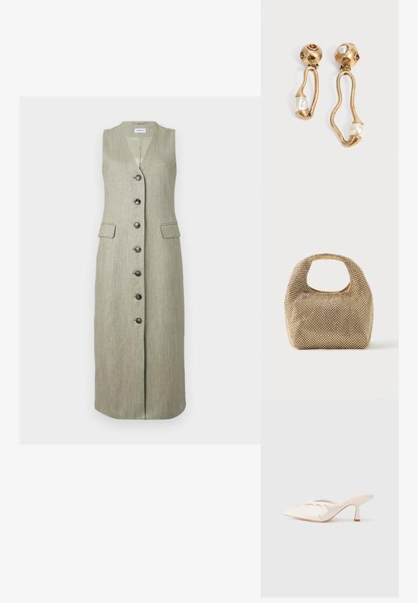 Robe longue sans manches, verte, avec une texture subtile, décolleté en V, fermeture à boutons sur le devant et deux poches avant. Des boutons noirs contrastent avec le tissu.; Chaussure mule en tissu beige clair avec un design noué à l'avant, bout pointu et talon fin et effilé. Texture lisse dans l'ensemble.; Petit sac à main doré recouvert de clous ronds brillants avec une poignée courte et une découpe rectangulaire en haut.; Boucles d'oreilles en ton doré avec des formes ouvertes irrégulières, chacune ornée d'une perle en bas et de détails en pierres précieuses sur les clous ronds.