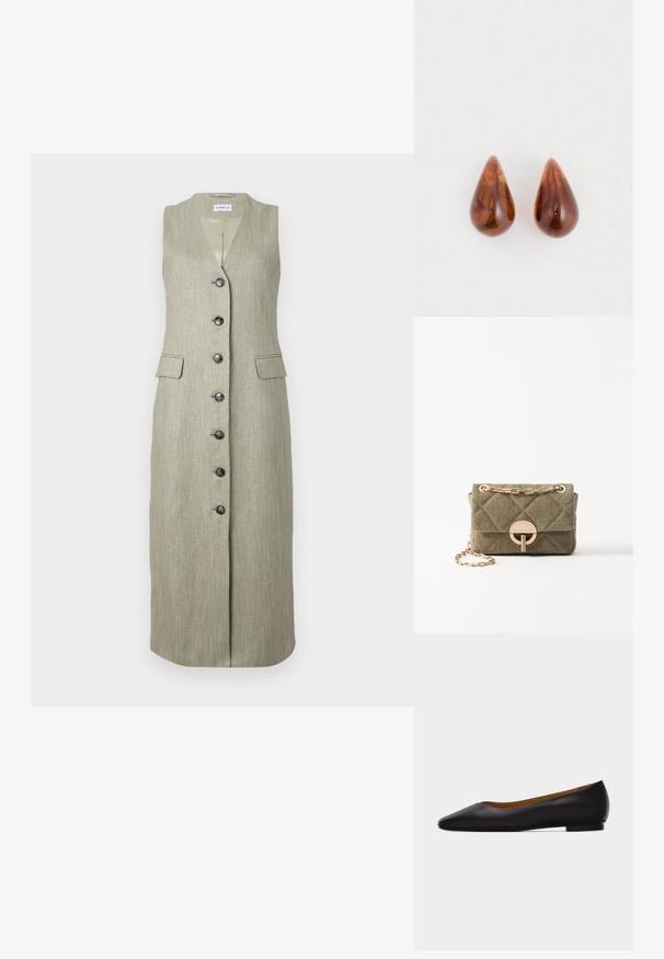 Robe longue sans manches, verte, avec une texture subtile, décolleté en V, fermeture à boutons sur le devant et deux poches avant. Des boutons noirs contrastent avec le tissu.; Chaussure plate en cuir noir à bout pointu avec talon bas et finition lisse, vue de côté sur un fond gris clair.; Vanessa Bruno MOON - Sac à main - kaki; Une paire de boucles d'oreilles en forme de goutte d'eau, brillantes et marron, avec de subtils motifs plus foncés, sur un fond blanc.