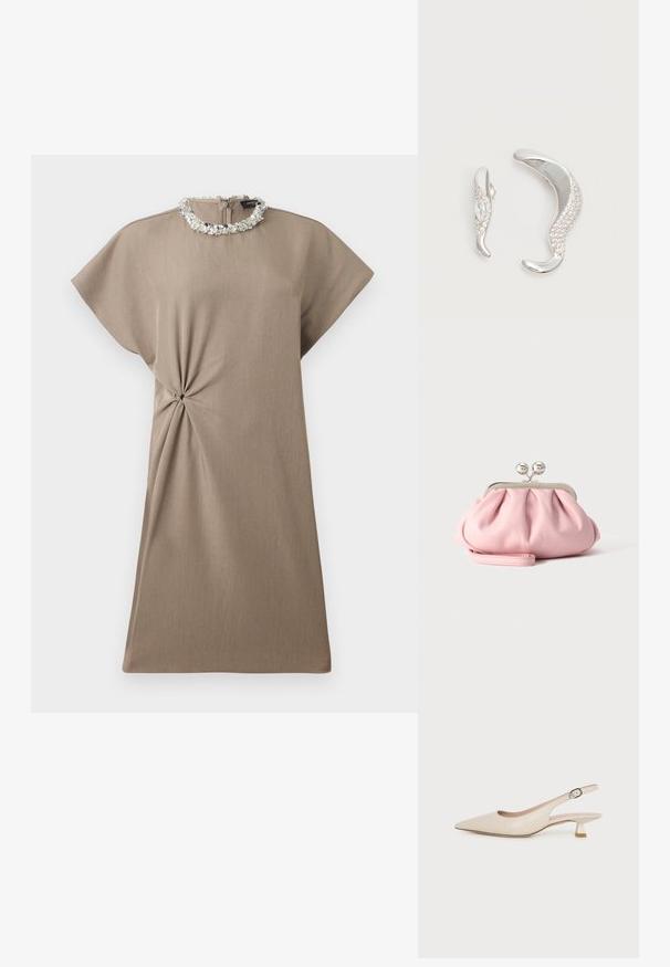 Vestido taupe hasta la rodilla con mangas cortas, detalle de nudo lateral y escote redondo adornado con lentejuelas plateadas.; Zapato slingback beige de punta picuda con tacón bajo tipo kitten y hebilla lateral ajustable sobre un fondo blanco liso.; Pequeño bolso de mano rosa suave con marco metálico plateado y cierre redondo, reposando sobre una superficie plana y clara con la correa de muñeca doblada al frente.; Dos pendientes de plata curvados, uno más grande que el otro, ambos adornados con pequeños cristales brillantes a lo largo de un borde.