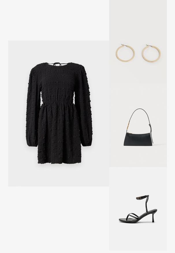 Robe noire à manches longues, taille froncée, tissu texturé avec un motif en grille, et un col arrondi. Liens au dos.; Sandales à talons hauts noires avec un design à fines lanières, texture lisse, boucle à la cheville et bout pointu. Détail de bride de cheville ajustable.; Sac à main en cuir noir avec une fermeture éclair dorée et une bandoulière ajustable présentant des détails rectangulaires dorés sur fond blanc.; Paire de boucles d'oreilles créoles moyennes lisses ton or avec fermoirs à charnière sur fond clair uni.
