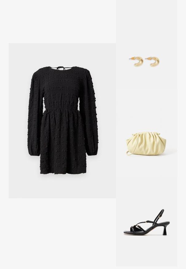 Robe noire à manches longues, taille froncée, tissu texturé avec un motif en grille, et un col arrondi. Liens au dos.; Call it Spring DIANAH - Sandales - black; Sac à main plissé jaune en simili cuir lisse, arborant une forme douce avec une bandoulière unique et un design froncé sur le dessus.; Boucles d'oreilles en forme de croissant en or avec une finition lisse, présentant des accents orange près du clou et un matériel en argent.