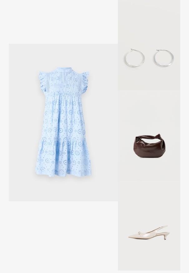 Helles blaues Kleid mit kurzen Rüschenärmeln, das Blumen-Details in Form von Ausstanzungen, eine plissierte Gestaltung an der Brust und einen ausgestellten Saum hat.; Glänzender beige Slingback-Kitten-Heel-Schuh mit spitzer Spitze und kleinem metallischem Schnallendetail vorne.; Dunkelbraune Lederschultertasche mit weicher, lockerer Form und einem gedrehten Knotengriff vor schlichtem weißem Hintergrund.; Silberne Metallcreolen mit glatter, leicht gebogener Oberfläche und Klappverschluss vor schlicht weißem Hintergrund.