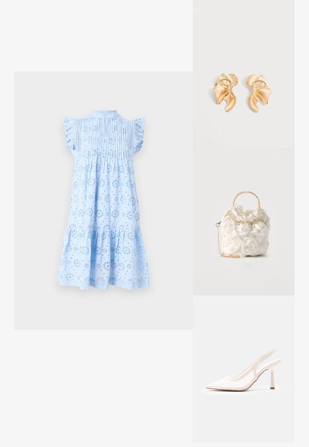 Vestido azul claro con mangas cortas de volantes, que presenta patrones de flores recortadas, detalles plisados en el pecho y un dobladillo acampanado.; Zapato de tacón alto blanco con puntera puntiaguda, tira trasera y parte superior de encaje de malla, sobre un fondo liso de color gris claro.; Bolso blanco adornado con rosas de tela, con un asa circular dorada y una correa de cadena dorada sobre un fondo liso.; Par de pendientes metálicos dorados brillantes de forma abstracta con diseño curvo y fruncido sobre fondo gris claro.