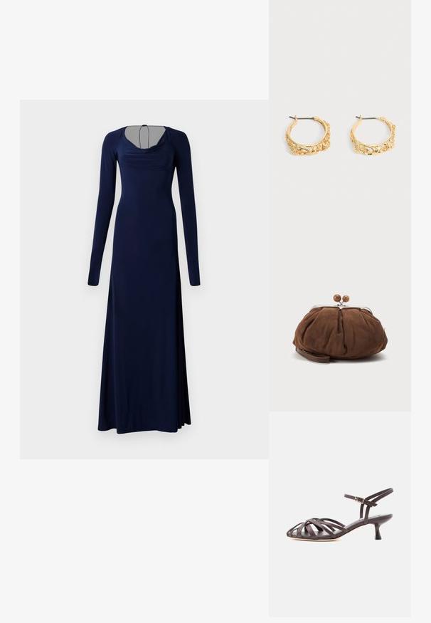 Langes, marineblaues Kleid aus glattem Stoff. Es hat einen gerafften Ausschnitt, lange Ärmel und einen taillierten Oberteil, der am Saum ausgestellt ist.; Dunkelbraune Leder-Sandalette mit Riemchen und verstellbarem Schnallenriemen am Knöchel, Kitten-Heel, vor weißem Hintergrund.; Weiche braune Wildleder-Handgelenktasche mit silbernem Metallrahmen und runden braunen Verschlusskugeln auf schlichtem hellem Hintergrund.; Paar goldfarbene Creolen mit verziertem Blumen- und Blattrelief auf neutralem Hintergrund.