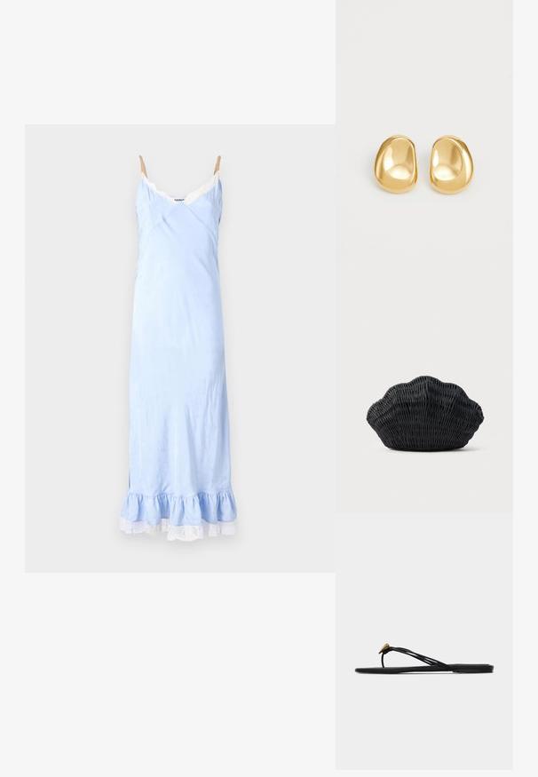 Robe nuisette bleu clair avec finition en dentelle, bretelles spaghetti et ourlet froncé. Tissu lisse avec un motif subtil tout au long.; Sandale plate noire en forme de tongs avec plusieurs fines lanières et une petite déco dorée en forme de larme sur la lanière avant.; Sac à main en osier noir en forme de coquille Saint-Jacques avec un dessus courbé et une texture tressée sur un fond uni.; Boucles d'oreilles en forme de clou de couleur or, avec une forme lisse et arrondie et une surface réfléchissante, mettant en avant un design minimaliste sans motifs visibles.