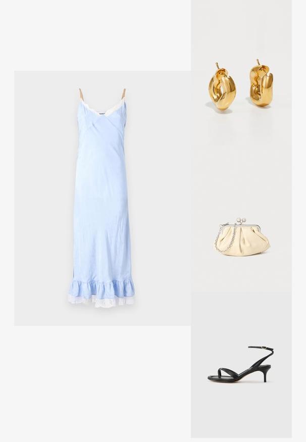 Helles blaues Slipkleid mit Spitzendetail, Spagettiträgern und einem rüschengesäumten Saum. Glatte Stoffoberfläche mit einem subtilen Muster.; Schwarze Ledersandale für Damen mit dünnen Riemchen, einer Zehenlasche, einer Knöchelschnalle und einem mittelhohen Stöckelabsatz vor neutralem Hintergrund.; Faltige beigefarbene Ledertasche mit einem silbernen Metallrahmen, ausgestattet mit zwei runden dekorativen Verschlüssen und einem silbernen Kettenriemen.; Fette goldene Creolen mit einem leicht verdrehten, röhrenförmigen Design und Steckverschlüssen auf einem weißen Hintergrund.