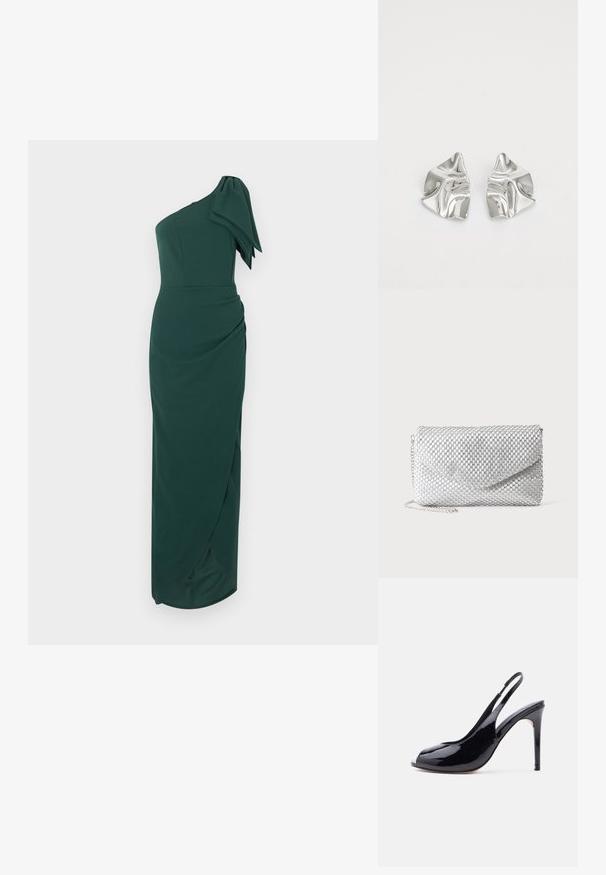 Donkergroene lange jurk met één schouder, voorzien van een grote strikdetail op de schouder en een aansluitende, gerimpelde silhouet.; Zwarte slingback hoge hakken van lakleer met open teen en stilettohak op een effen witte achtergrond.; Zilveren mesh avondclutch met envelopklep en dunne kettingriem op effen witte achtergrond.; Zilveren metalen oorbellen met een golvend, sculpturaal ontwerp, voorzien van een gepolijste afwerking en onregelmatige vormen, die een hedendaagse esthetiek benadrukken.