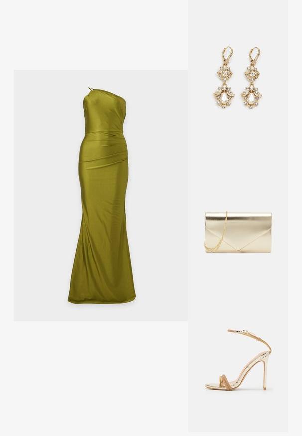 Longue robe en satin vert olive à encolure asymétrique, taille cintrée et subtil détail drapé, présentée sur un fond uni.; Sandale à talons hauts dorée avec une finition métallique brillante, sangle nude texturée et fine sangle de cheville sécurisée par une boucle. Design à bout ouvert.; Pochette en or métallique avec une forme rectangulaire élégante, présentant un design d'enveloppe et une chaîne en or détachable.; Boucles d'oreilles pendantes dorées présentant un design en grappe avec des cristaux clairs ronds et en forme de goutte, mettant en valeur des détails élaborés.