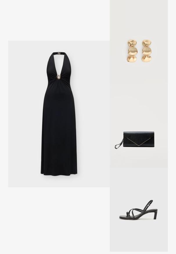 Robe maxi noire à col halter avec un profond décolleté en V et un anneau décoratif doré au centre devant.; Sandale noire à lanières avec un bout carré et un petit talon bloc. Elle présente plusieurs fines lanières et une sangle de cheville ajustable. Fabriquée en cuir lisse.; Pochette en cuir noir avec texture de lézard, garniture triangulaire dorée sur le rabat et bracelet de poignet sur le côté gauche, sur fond blanc uni.; Boucles d’oreilles pendantes ton or avec trois segments irréguliers, lisses et arrondis empilés verticalement sur un fond clair uni.
