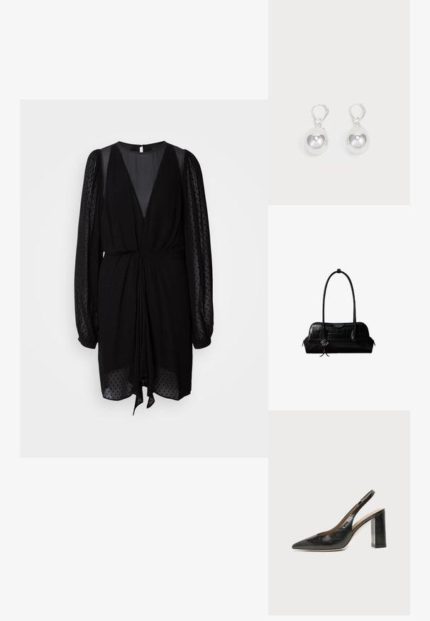 Sort kjole med dyb V-hals, teksturerede gennemsigtige lange ærmer og samlet talje. Har et bundet frontdetalje og et glat, flydende stof.; Sort læder peep-toe slingback sko med høj blokhæl og beige indvendig foring mod en ensfarvet lys baggrund.; Sort skuldertaske i krokodillelæder med lange stropper og lille sølvlogo-charm på den ene strop.; Sølv dråbeøreringe med glatte, runde, reflekterende overflader hængende fra svingelukkede låse. Baggrunden er helt hvid.