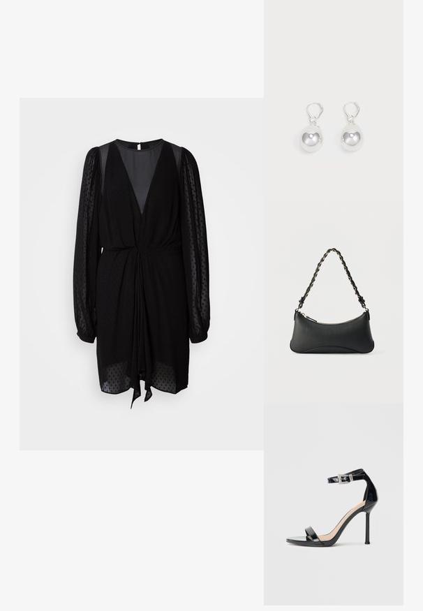 Sort kjole med dyb V-hals, teksturerede gennemsigtige lange ærmer og samlet talje. Har et bundet frontdetalje og et glat, flydende stof.; Sort højhælet sandal i laklæder med ankelrem. Har minimalistisk design, åben tå og spænde med rhinsten-detaljer.; Sort skuldertaske i læder med en buet rektangulær form, gyldent kæde vævet ind i en flettet sort rem og toplynlås.; Sølv dråbeøreringe med glatte, runde, reflekterende overflader hængende fra svingelukkede låse. Baggrunden er helt hvid.
