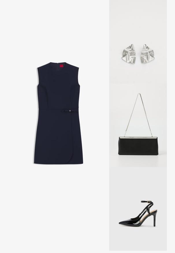 Robe bleu marine sans manches avec col rond, taille cintrée et petit détail de nœud sur le côté sur fond blanc.; Escarpin en cuir verni noir à talon haut, avec un bout pointu, une bride réglable à la cheville et des côtés ouverts. Texture lisse.; Pochette en cuir noir avec une poignée en chaîne métallique argentée et une forme rectangulaire élégante. Texture mate et design minimaliste avec un accent métallique.; Boucles d'oreilles en métal argenté avec un design ondulé et sculptural, présentant une finition polie et des formes irrégulières, mettant en valeur une esthétique contemporaine.