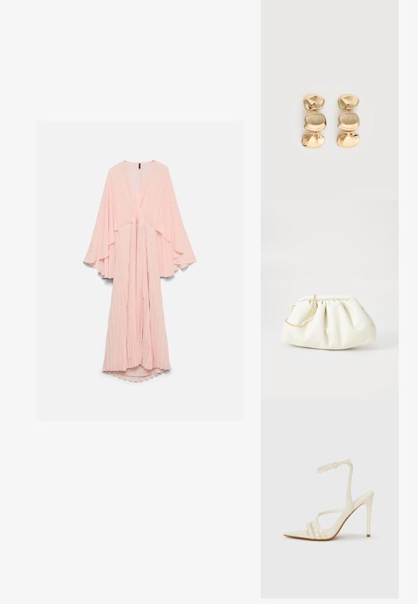 Robe longue plissée rose clair avec un profond décolleté en V et de larges manches longues fluides, suspendue sur un fond uni.; Sandales à talons hauts beiges avec un bout pointu, comportant trois brides à l'avant et une fine bride à la cheville avec une boucle. Texture lisse, design minimaliste.; Sac à main en cuir blanc avec un design plissé, doté d'une bandoulière en chaîne dorée et d'une forme arrondie. Texture lisse avec des plis doux et sans motifs.; Boucles d’oreilles pendantes ton or avec trois segments irréguliers, lisses et arrondis empilés verticalement sur un fond clair uni.