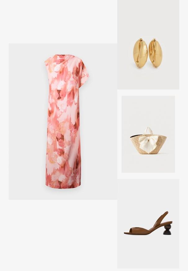 Florale maxi-jurk in zachte roze en perzische tinten, met een abstract aquarelpatroon, korte mouwen en een ontspannen silhouet.; Bruine open teen slingback sandaal met een opvallende ronde, tweedelige houten hak op een effen lichte achtergrond.; Gevlochten strooien draagtas met crèmekleurige stoffen handvatten en een grote decoratieve crèmekleurige strik aan de voorkant, op een effen achtergrond.; Een paar gepolijste oorbellen van goudkleurig metaal met een dik, licht ovaal, robuust ontwerp en scharnierklemmen op een witte achtergrond.