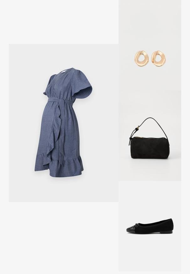 Blauwe wikkeljurk van gestructureerde stof met korte ruchesloven, een ceintuur op de taille en een uitlopende zoom met een ruchedetail.; Zwarte ballerina met lakleren neus, klein strikdetail en lage hak op een effen witte achtergrond.; Zwarte suède tas met een ronde vorm, bovenste ritsopening, korte hengsels en een decoratieve kwastaccent. Gladde textuur met minimale hardware.; Set van onregelmatig gevormde, gepolijste hoepel oorbellen van goudkleurig metaal met een open midden op een effen witte achtergrond.